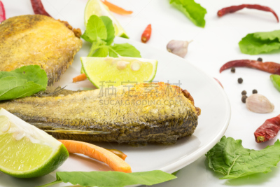鱼类,罗非鱼,蛇皮纹,餐具,格子烤肉,水平画幅,椒类食物,膳食,海产,特写