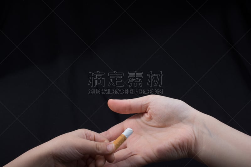 香烟,手,黑色背景,同辈人的压力,火柴棍,打火机,尼古丁,灰,吸烟问题,有毒生物体