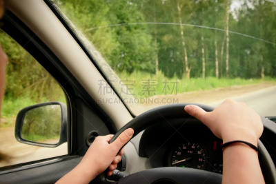 女人,汽车,汽车视镜,速度计,挡风玻璃,汽车内部,仪表板,正面视角,天空,透过窗户往外看