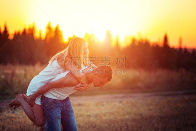 田地,女人,男人,四肢,水平画幅,女朋友,伴侣,夏天,户外,魟