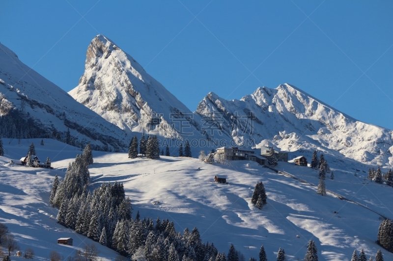 冬天,山顶,居住区,滑雪雪橇,天空,水平画幅,山,雪,无人,早晨