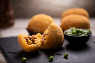 米饭炸肉饼,美味,桌子,黑色背景,深的,传统,炸制食物,球,食品,酱汁