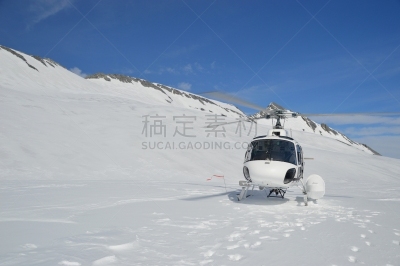 Helicóptero sobre la nieve en Parque Nacional del Monte Aspiring