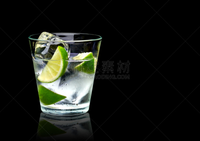 伏特加,酸橙,手动钻机,吉姆雷特酒,盖比丽娜酒,苏打水,特其拉,杜松子,黑色背景,碎冰