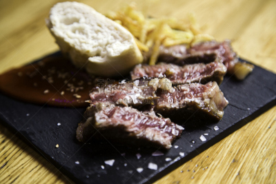 马铃薯,格子烤肉,法国小牛排,动物身体部位,人的眼睛,条纹,多汁的,香料,腰肉,牛柳扒