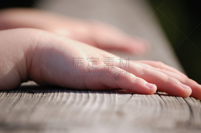 手,平坦的,童年,四肢,水平画幅,小指,18到23个月,栏杆,手腕,彩色图片