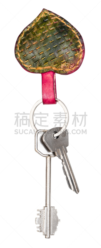 两个物体,钥匙,钥匙圈,皮革,绿色,心型,背景分离,钢铁,装饰物,工艺品