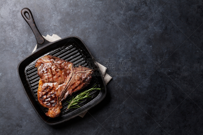 t骨牛排,格子烤肉,留白,水平画幅,膳食,煎锅,石材,乡村风格,锅,肉