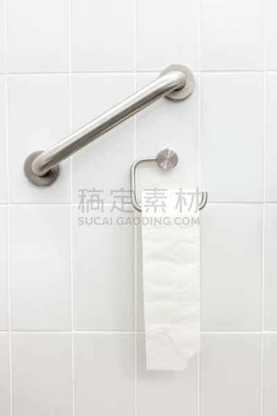 卫生间,卷纸架,卫生纸,公共厕所,垂直画幅,住宅房间,浴室,墙,建筑,无人
