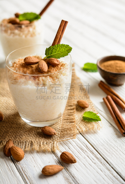 米糕,肉桂,杏仁,奶油,在上面,香草兰,厚的,餐具,垂直画幅,奶制品