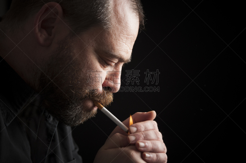 男人,成年的,吸烟问题,口臭,自鸣得意的,呼吸气 ,打火机,尼古丁,半身像,人的嘴