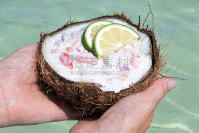 泻湖,拿着,碗,椰子,女人,生鱼,饮用水,餐具,水平画幅,开胃品
