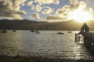 akaroa,海港,新西兰坎特伯雷地区,水,水平画幅,码头,山,无人,路灯