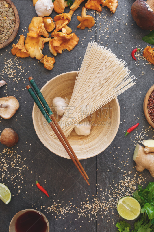 荞麦面,碗,静物,筷子,酸梅,亚洲全麦面,金色鸡油菌,鸡油菌,果盘,香菇