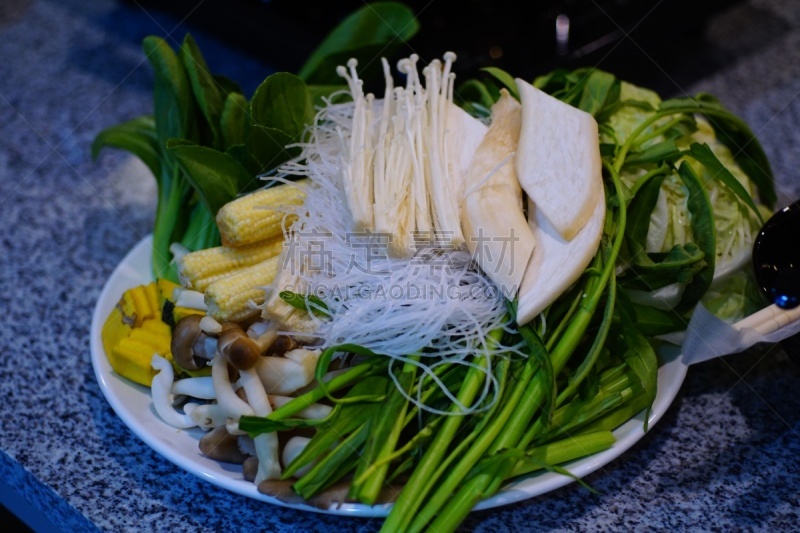 蔬菜,涮涮锅,寿喜烧,细面条,日式火锅菜,胡荽籽,甜玉米,芫荽叶,胡萝卜,水平画幅