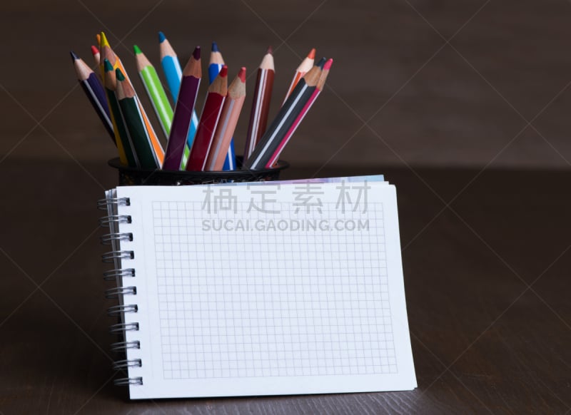 铅笔,多色的,笔记本,空白的,留白,水平画幅,木制,无人,学校用品,影棚拍摄