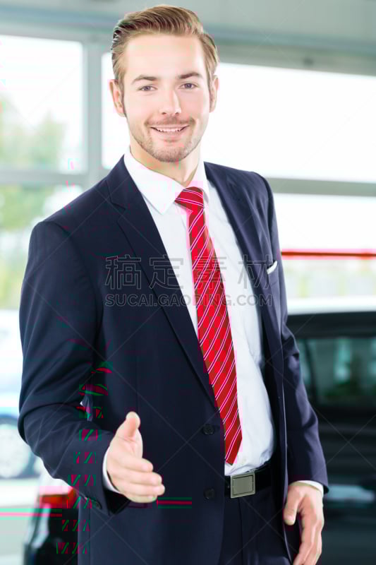 汽车销售人员,青年男人,垂直画幅,新的,欢迎标志,商店,套装,白人,男性,陈列室