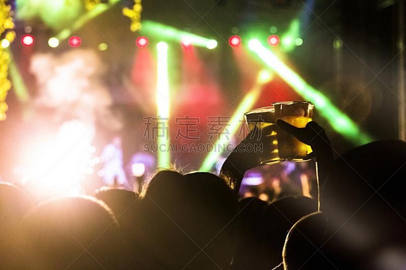 流行音乐会,节日的观众,舞台灯光,鼓掌欢迎,啤酒,举起手,张开手臂,参观者,噪声,表演艺术活动