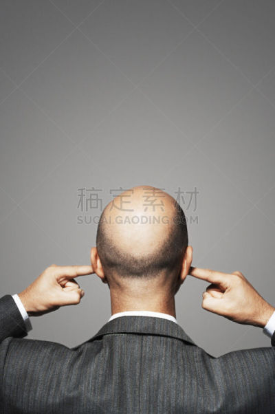 男商人,手指插进耳朵,背面视角,非全秃,垂直画幅,留白,噪声,白人,特写,成年的
