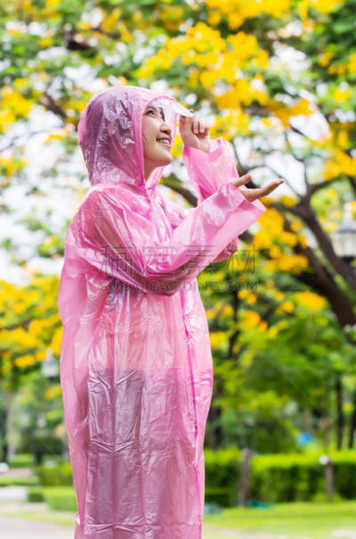 雨,雨衣,园林,粉色,女人,防水服,垂直画幅,水,美,青少年