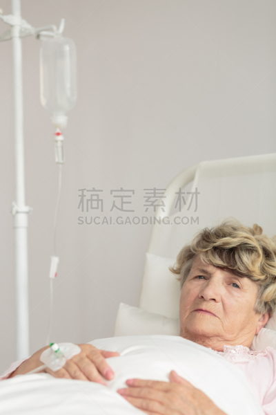 老年女人,垂直画幅,替代疗法,辅导讲座,绝望,白人,仅成年人,成年的,床