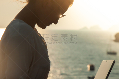 笔记本电脑,墙,看风景,青年女人,海岸线,海洋,庞扎,岛,坐,日落