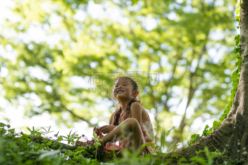 进行中,女孩,派克大街,公园,休闲活动,水平画幅,迷你裙,夏天,户外,白人