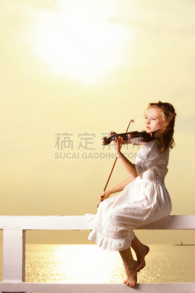 户外,小提琴,金色头发,女孩,垂直画幅,乐器弦,进行中,仅成年人,乐器,音乐人