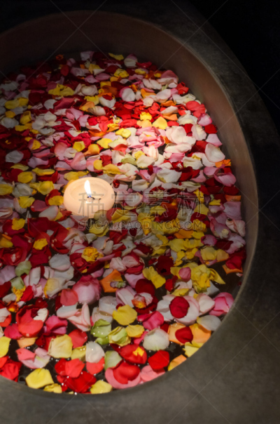 蜡烛,浴盆,玫瑰花瓣,垂直画幅,水,灵性,浴室,芳香的,夜晚,桑拿浴