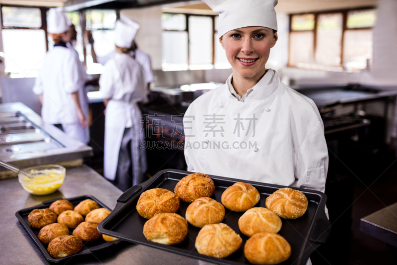 拿着,厨房,折角小面包,烤盘,女性,专业人员,学员,饮食产业,肖像,25岁到29岁
