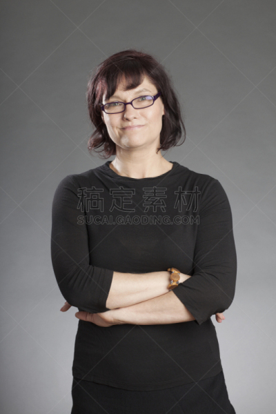 紧握双手,眼镜,女人,棕色头发,中老年人,衣服,手放背部,垂直画幅,注视镜头,职权