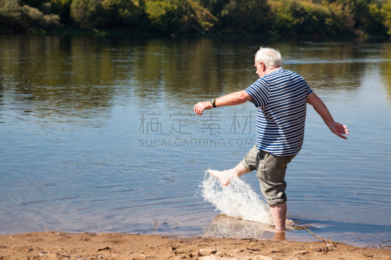 水没脚踝,河流,老年男人,乐趣,白发,仅一个老年男人,人老心不老,水平画幅,沙子,进行中