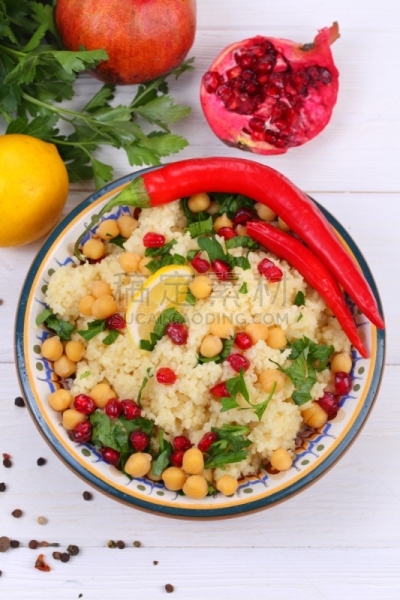 粗麦食物,盘子,东,樱桃,餐具,鹰嘴豆,石榴,沙拉,自制的,杏仁
