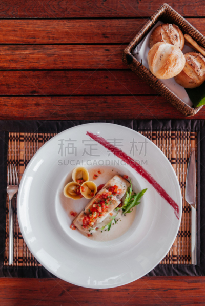 格子烤肉,意大利饺子,肉片,意大利面,黑鲈,辣酱,蔬菜,牛排,热,菠菜