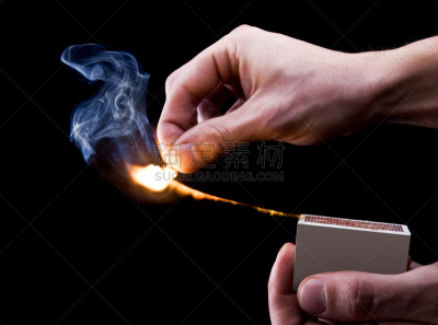 火柴,火柴盒,翻盖火柴盒,火柴棍,水平画幅,手,斯帕克斯,黑色背景,光