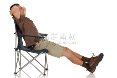 折叠椅,男人,两腿在脚踝处交叉,登山靴,两手放头后面,可折叠的,正面视角,休闲活动,水平画幅,袜子