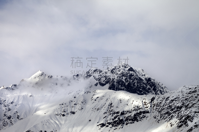 雪,山,雾,灰色,日光,白昼,雪飞檐,雪崩,高加索山脉,山口