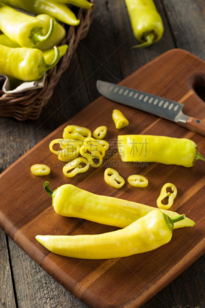 Raw Organic Yellow Banana Peppers