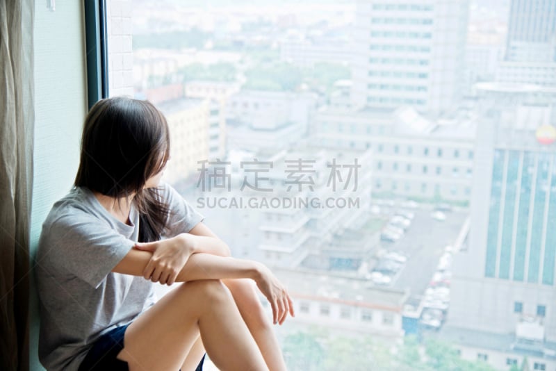 女人,拉凡他那石拱,透过窗户往外看,仅女人,仅一个女人,情绪压力,白昼,四分之三身长,女性,生活方式