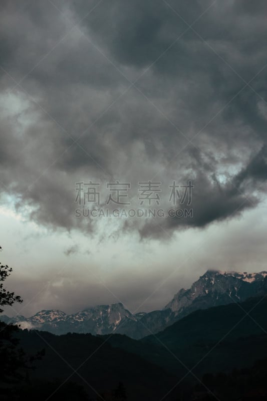 乌云,黑云压城,垂直画幅,天空,风,暴风雨,气候,夜晚,夏天,四季