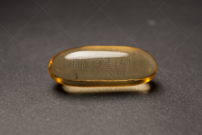 胶囊,三个物体,鱼油,欧米茄,黑色背景,水平画幅,无人,维生素,健康保健,化妆用品