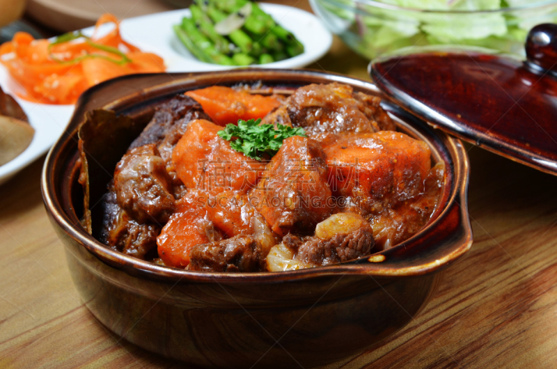 炖牛肉,蔬菜炖肉,菜炖牛肉,餐具,胡萝卜,水平画幅,膳食,法式食品,锅,开胃酱