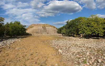 Its name is Kinich-Kakmó, 34 meter high, climbing up is allowed, no entrance fee. Just a few minutes walking from the main plaza of the small city Izamal, on the Yucatan Peninsula, Mexico.