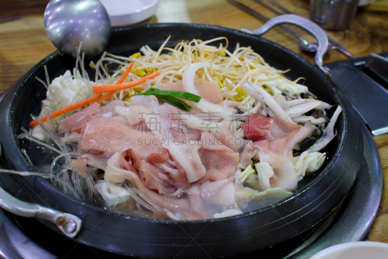 汤,切片食物,蔬菜,猪肉,朝鲜半岛,煮食,涮涮锅,餐具,桌子,水平画幅
