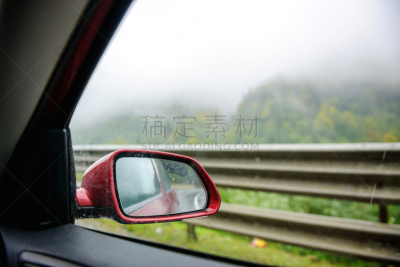 背面视角,汽车,镜子,旅行的人,冰岛,个人随身用品,天空,汽车视镜,水平画幅,无人