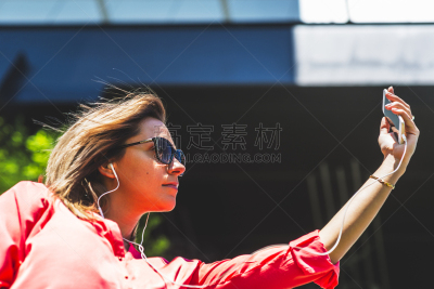 注视镜头,户外,城市,白昼,秒表,现代,似人脸,青年人,女人,沟通