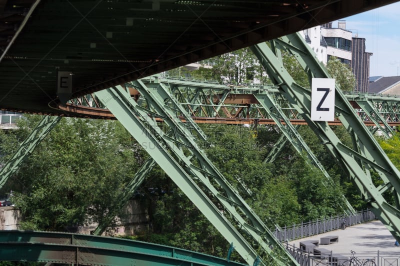 The supporting framework of the Wuppertaler suspension railway consists of a steel framework with inclined supports and suspended steel bridges so-called Rieppelträger.