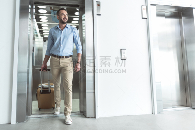 男人,络腮胡子,电梯,表现积极,留白,四肢,能源,提举,举起手,男商人