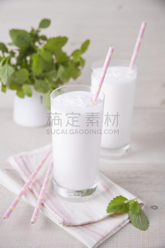 牛奶,鸡尾酒,白昼,饮料,薄荷叶,吸管,垂直画幅,饮食,输乳管,图像