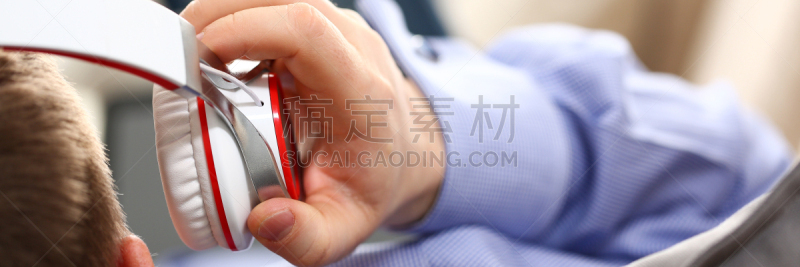 家庭生活,耳机,台式个人电脑,有线的,手臂,防护品,男性,衣服,在活动中,数字化显示